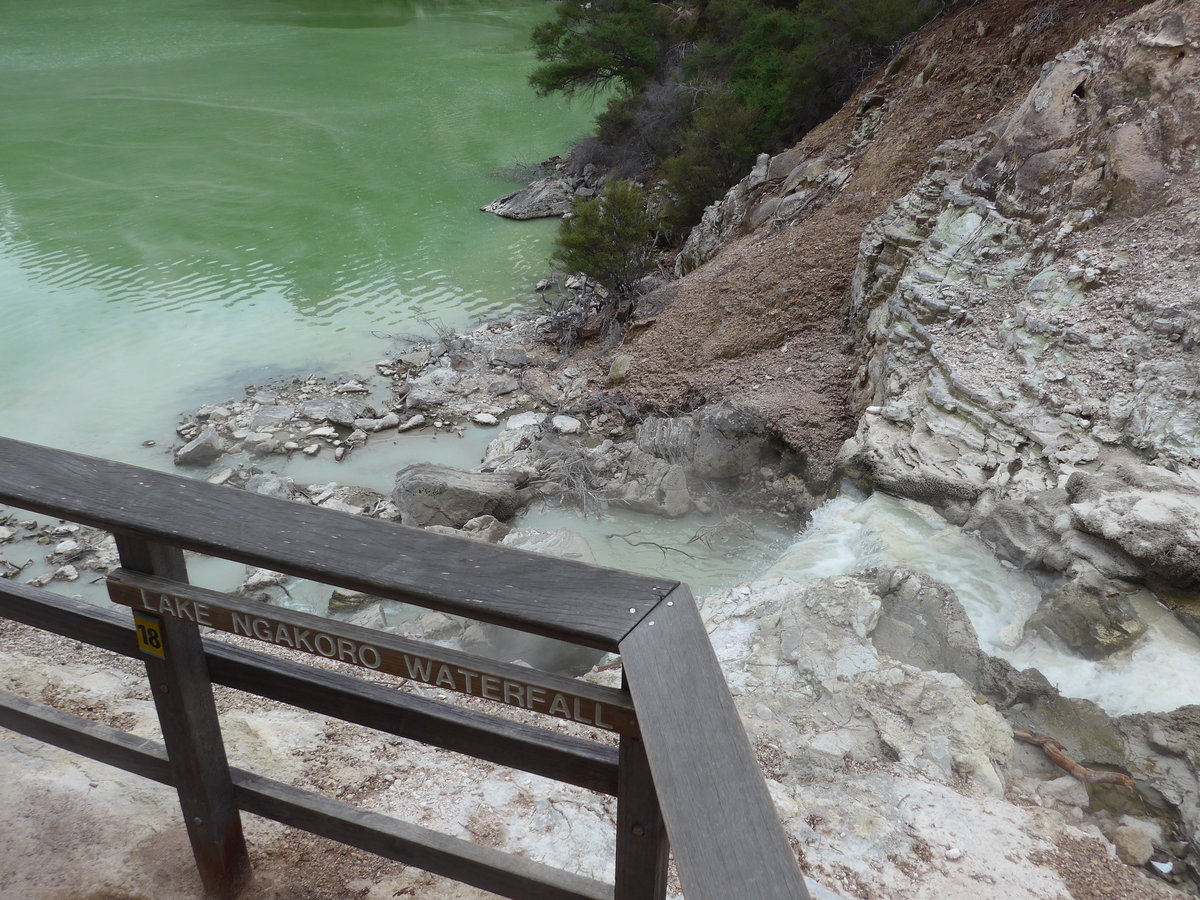 (191'141) - See und kleiner Wasserfall im Wai-O-Tapu Thermal Wonderland am 23. April 2018 bei Rotorua