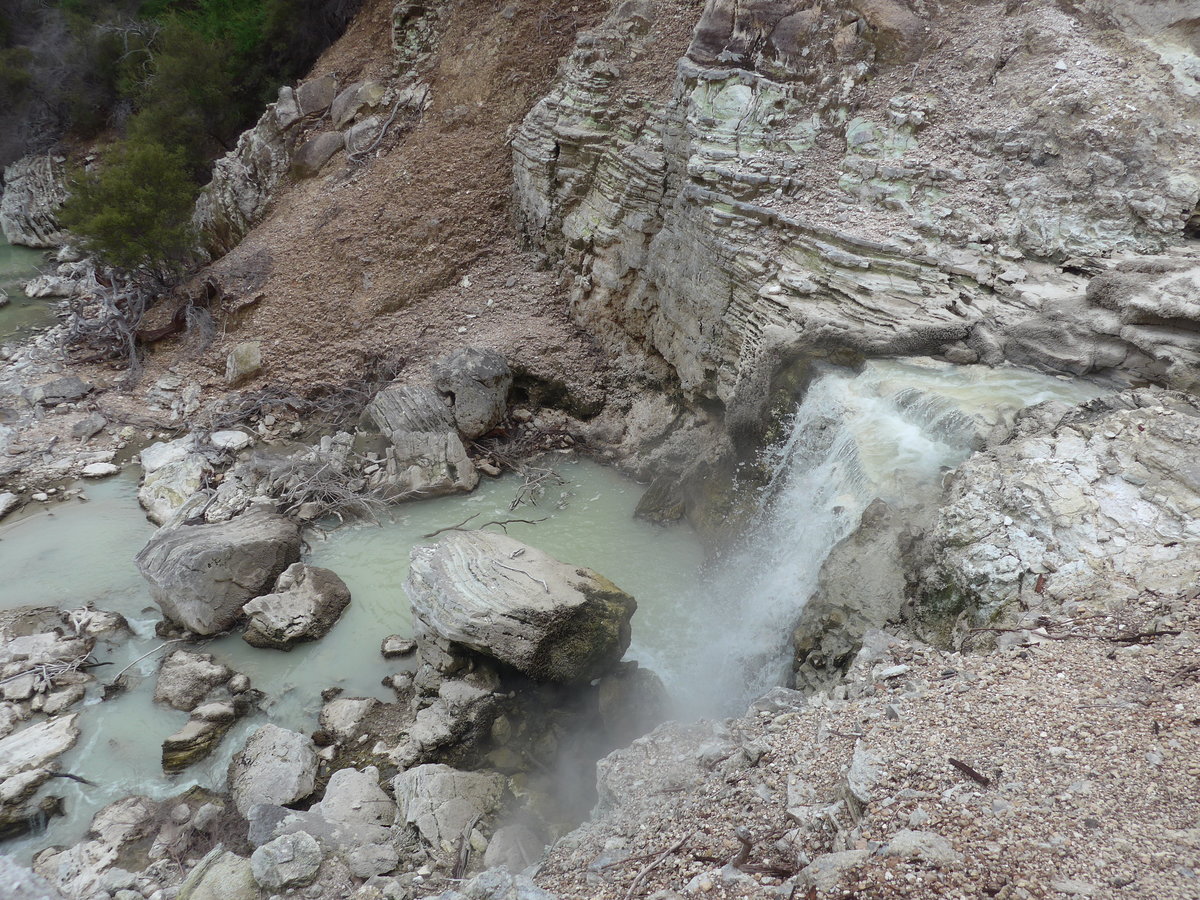 (191'144) - Kleiner Wasserfall im Wai-O-Tapu Thermal Wonderland am 23. April 2018 bei Rotorua
