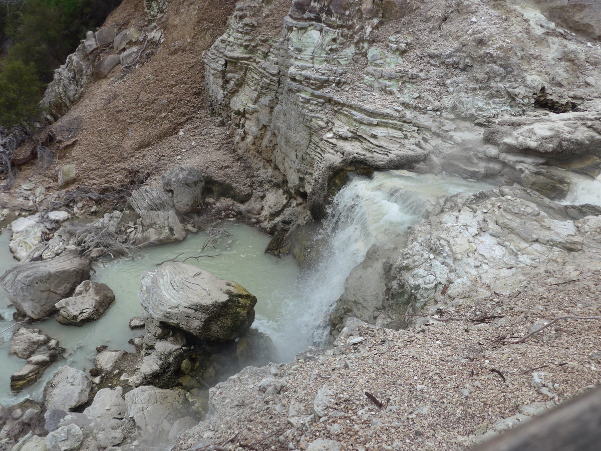 (191'145) - Kleiner Wasserfall im Wai-O-Tapu Thermal Wonderland am 23. April 2018 bei Rotorua