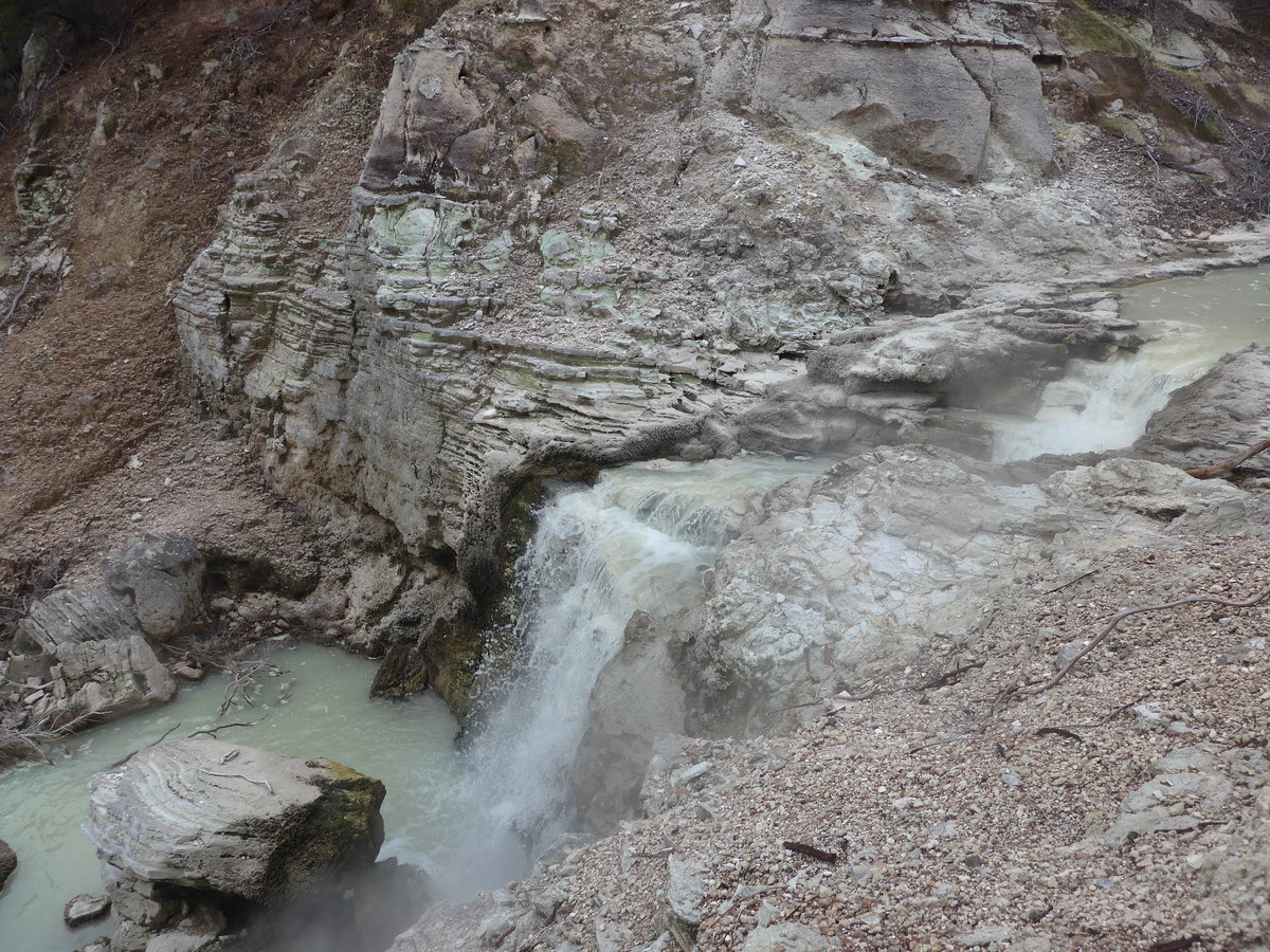 (191'146) - Kleiner Wasserfall im Wai-O-Tapu Thermal Wonderland am 23. April 2018 bei Rotorua