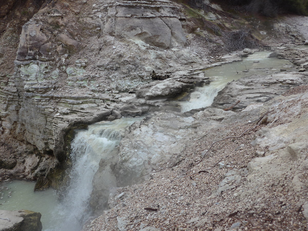 (191'147) - Kleiner Wasserfall im Wai-O-Tapu Thermal Wonderland am 23. April 2018 bei Rotorua