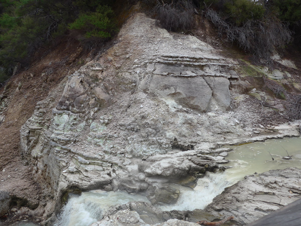 (191'149) - Kleiner Bach im Wai-O-Tapu Thermal Wonderland am 23. April 2018 bei Rotorua