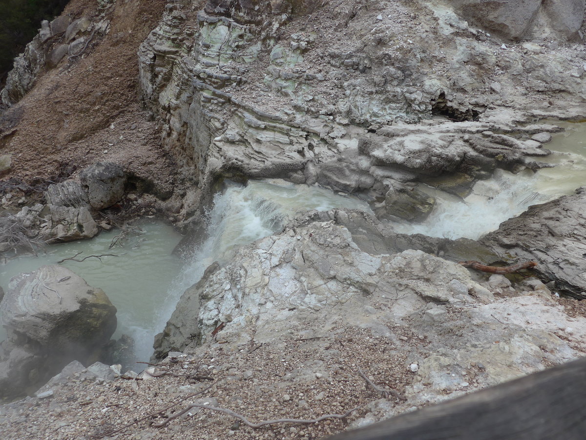 (191'150) - Kleiner Wasserfall im Wai-O-Tapu Thermal Wonderland am 23. April 2018 bei Rotorua