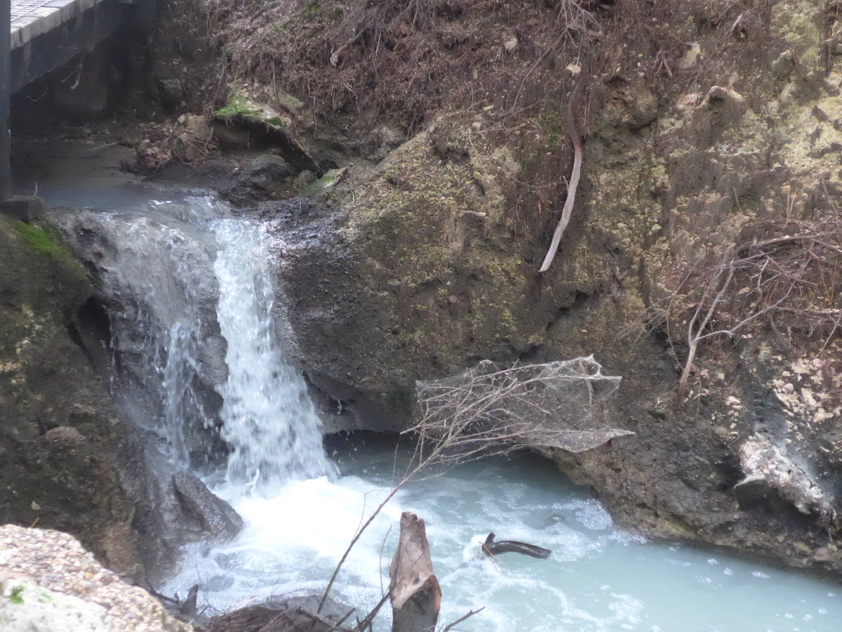 (191'166) - Kleiner Wasserfall im Wai-O-Tapu Thermal Wonderland am 23. April 2018 bei Rotorua