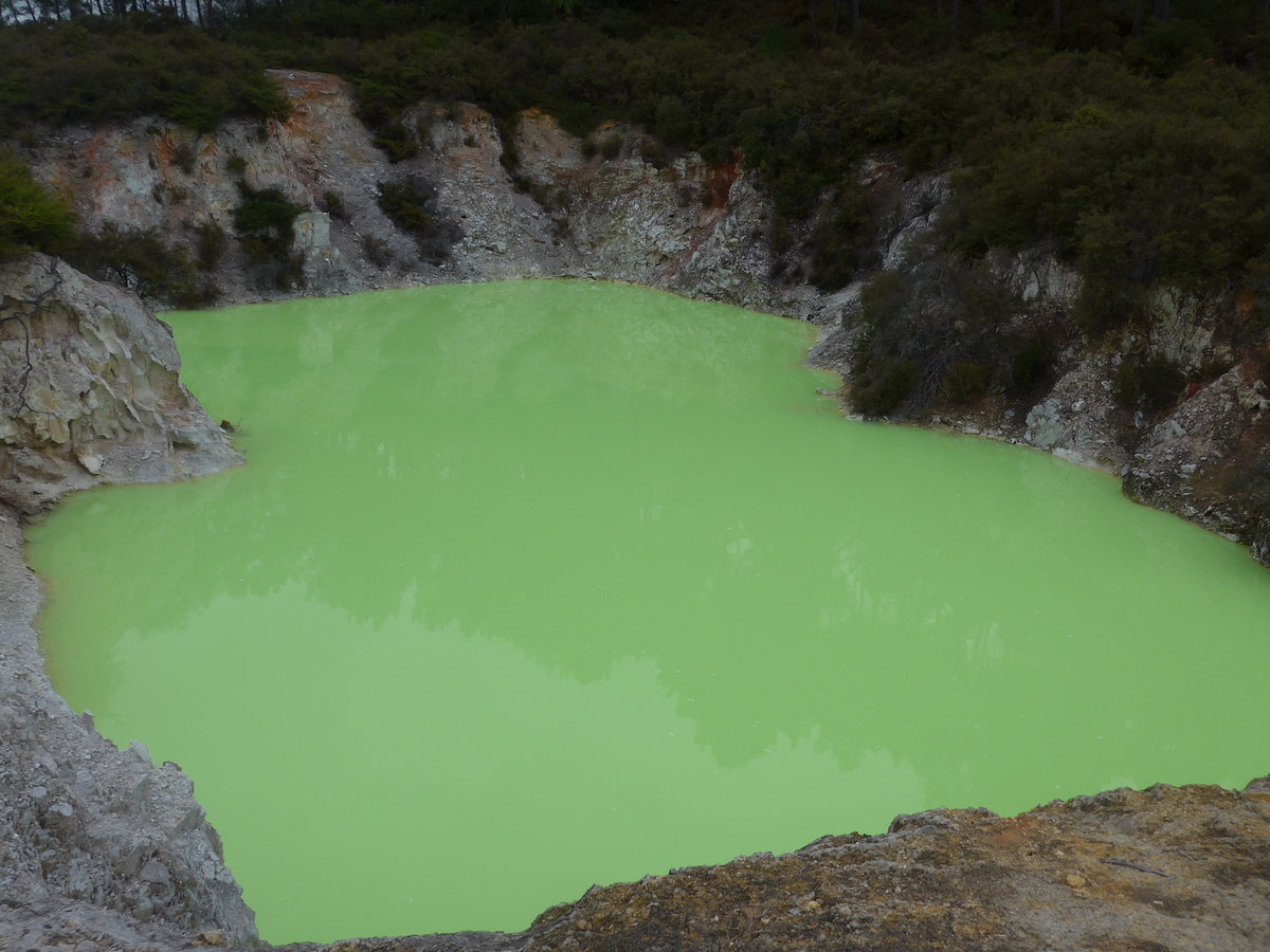 (191'197) - Der Devil's Bath im Wai-O-Tapu Thermal Wonderland am 23. April 2018 bei Rotorua