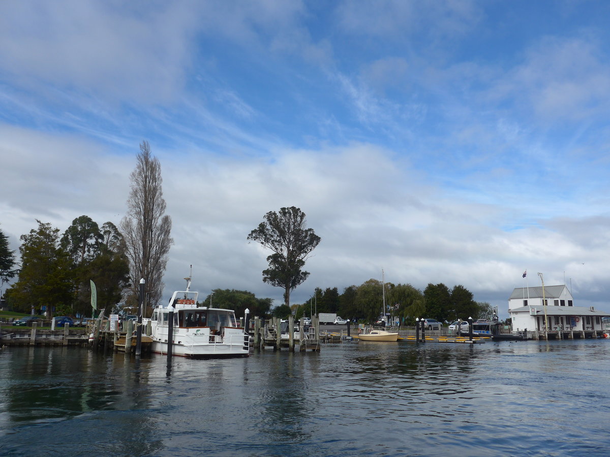 (191'224) - Motorschiff Waikare II am 24. April 2018 im Hafen von Taupo