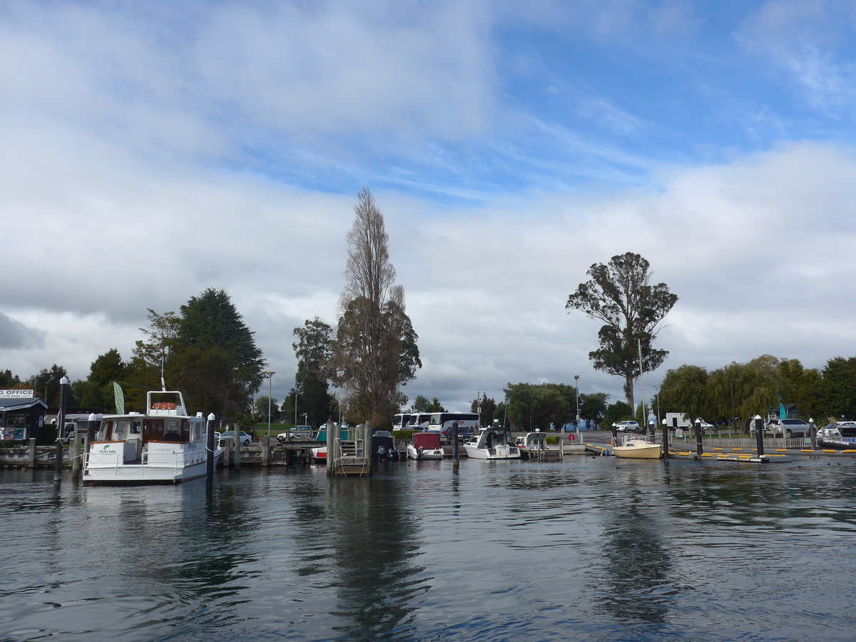 (191'225) - Motorschiff Waikare II am 24. April 2018 im Hafen von Taupo