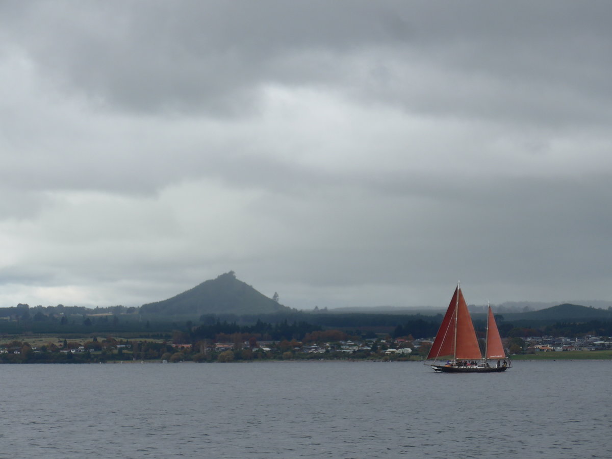 (191'241) - Segelboot auf dem Lake Taupo am 24. April 2018 bei Taupo
