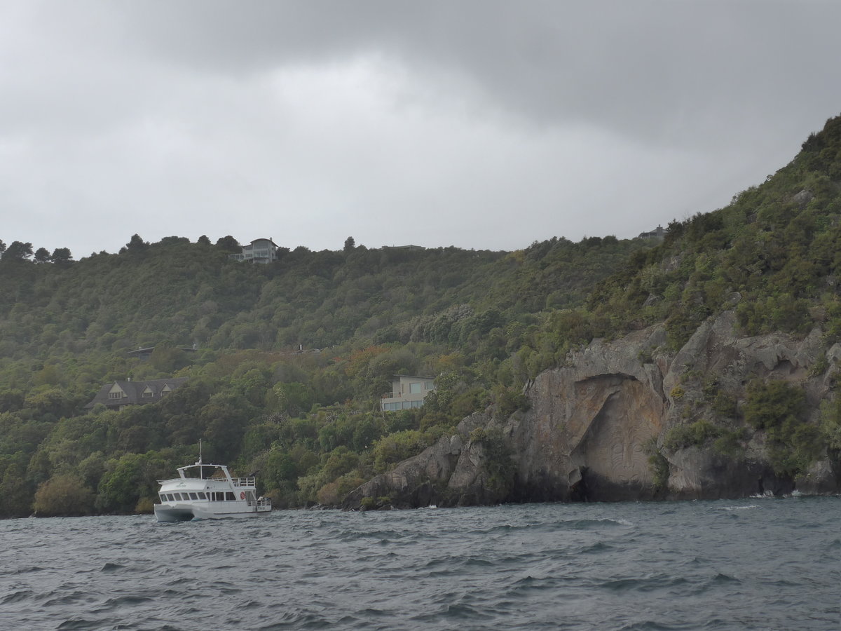 (191'258) - Schiff auf dem Lake Taupo beim Maori-Felsen am 24. April 2018 bei Taupo