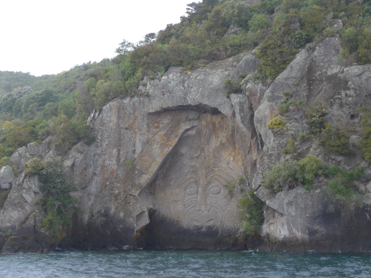 (191'259) - Der Maori-Felsen im Lake Taupo am 24. April 2018 bei Taupo