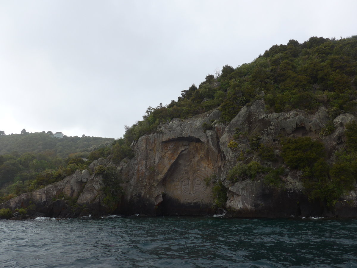(191'261) - Der Maori-Felsen im Lake Taupo am 24. April 2018 bei Taupo