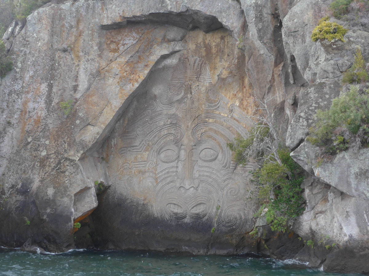 (191'263) - Der Maori-Felsen im Lake Taupo am 24. April 2018 bei Taupo