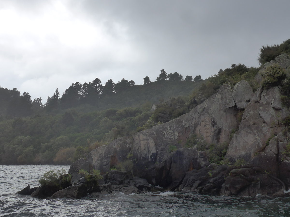 (191'267) - Felsen im Lake Taupo am 24. April 2018 bei Taupo