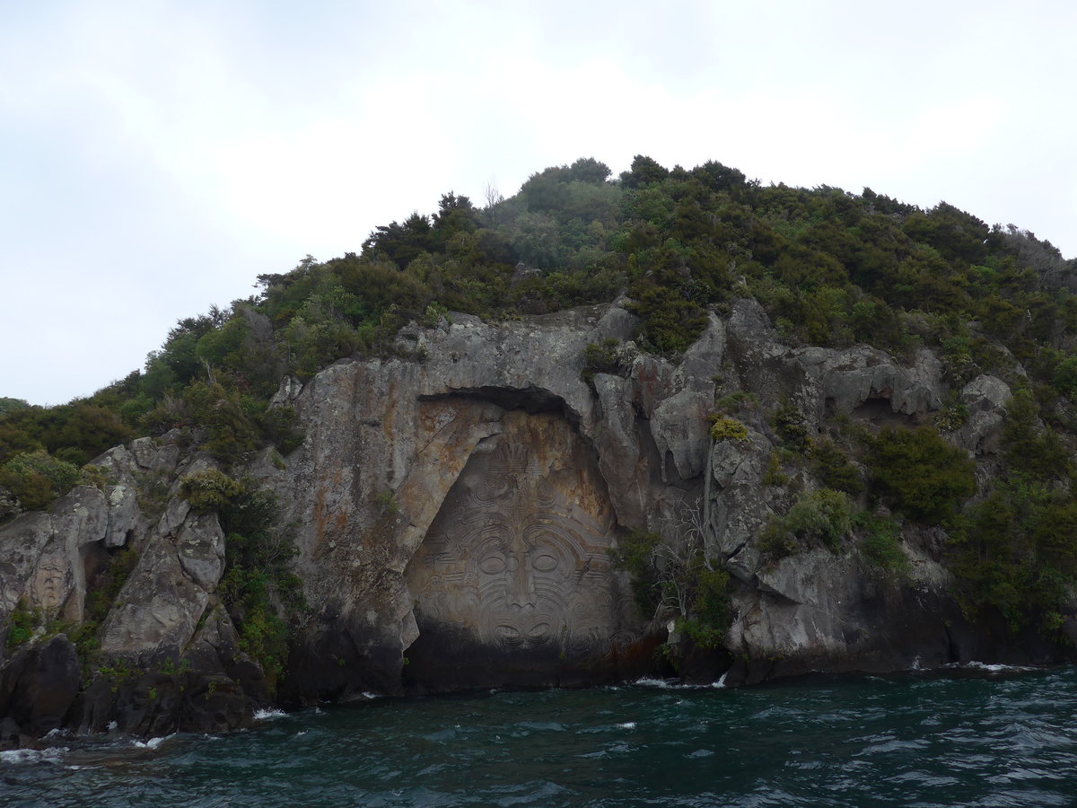 (191'269) - Der Maori-Felsen im Lake Taupo am 24. April 2018 bei Taupo