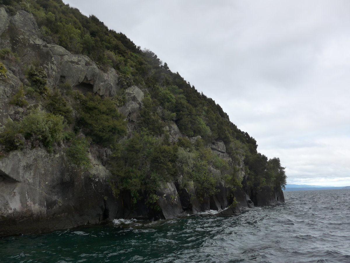 (191'270) - Felsen im Lake Taupo am 24. April 2018 bei Taupo