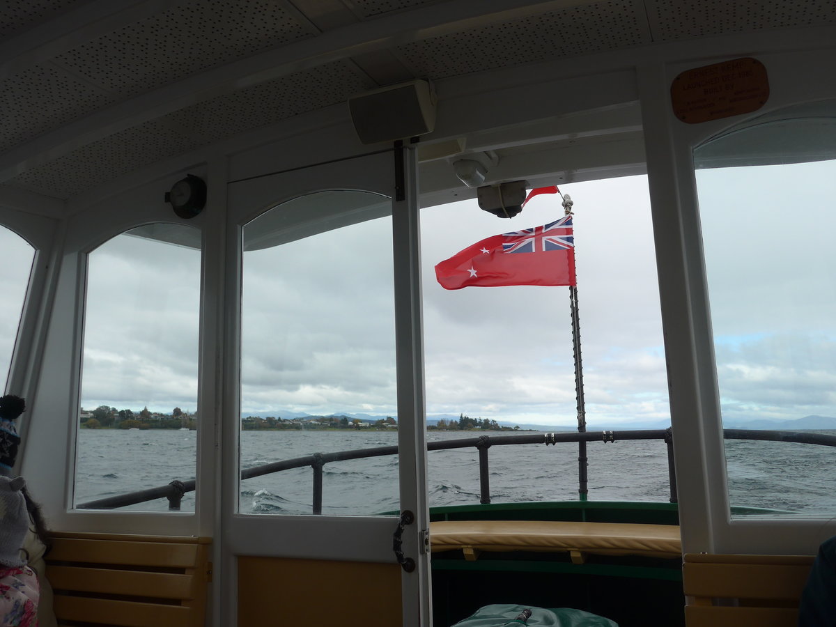 (191'274) - Auf dem Motorschiff Ernest Kemp mit der neuseel�ndischen Flagge f�r Schiffe am 24. April 2018 auf dem Lake Taupo bei Taupo
