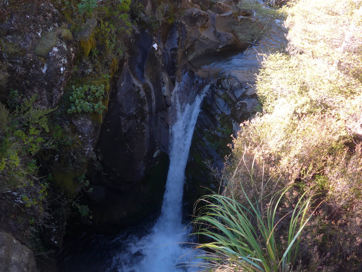 (191'325) - Kleiner Wasserfall im Tongariro-Nationalpark am 25. April 2018 bei Whakapapa