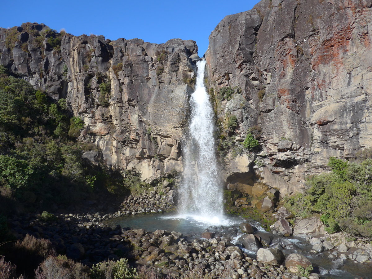 (191'345) - Der Taraniki-Wasserfall am 25. April 2018 bei Whakapapa