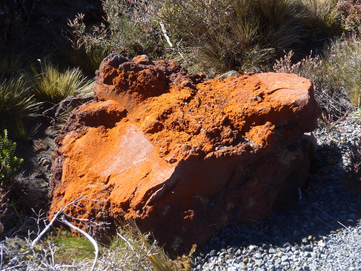 (191'360) - Rostroter Stein im Tongariro-Nationalpark am 25. April 2018 bei Whakapapa