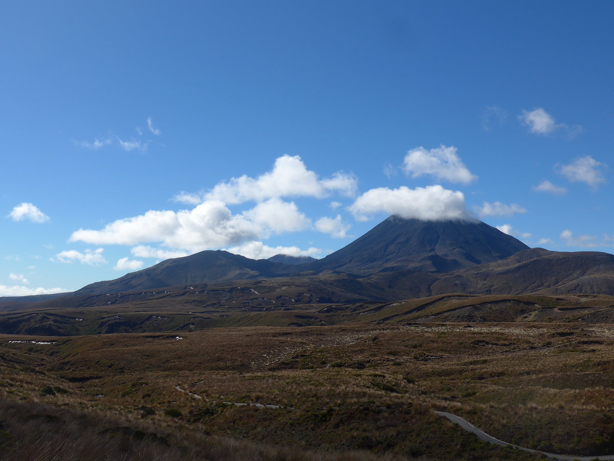 (191'393) - Der Mount Ngauruhoe ist eingeh�llt am 25. April 2018 bei Whakapapa