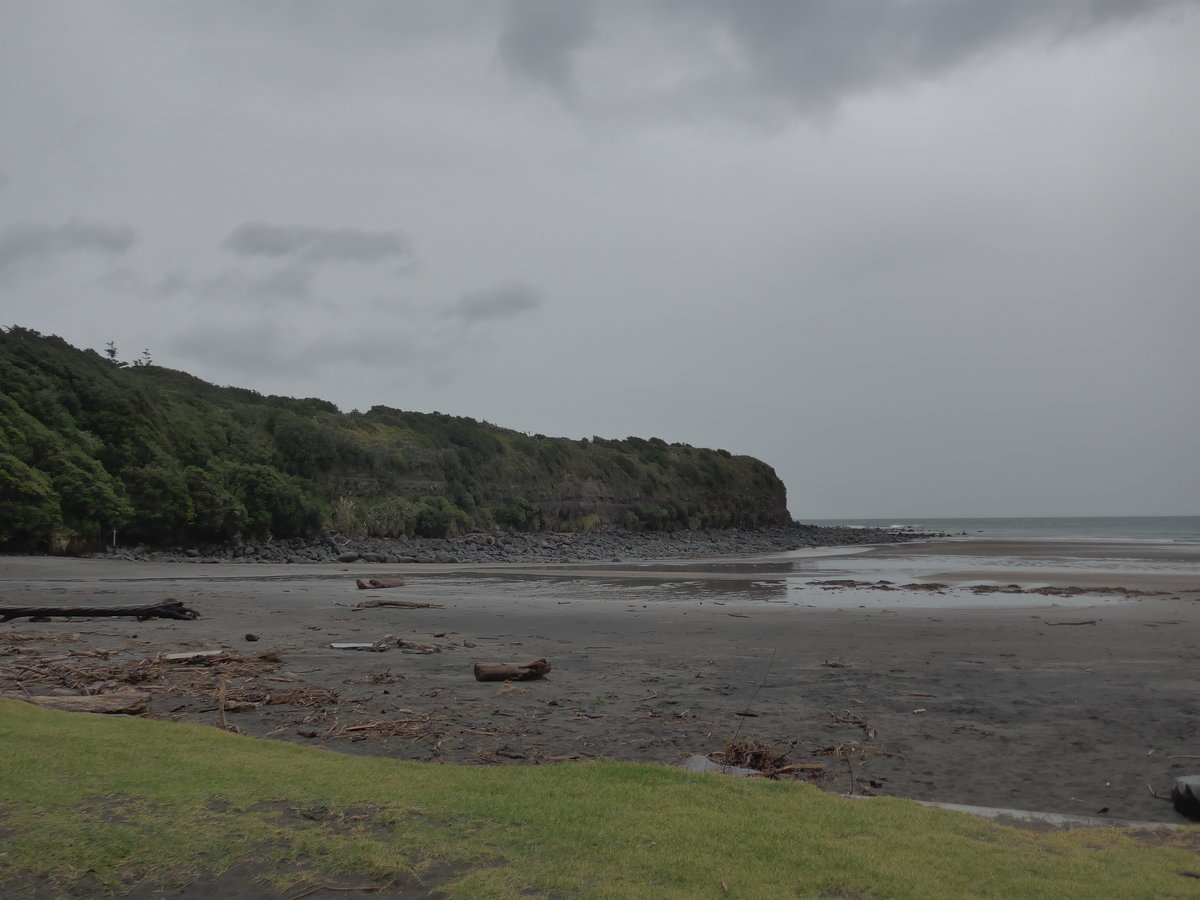 (191'828) - Am Strand von Opunake am 28. April 2018