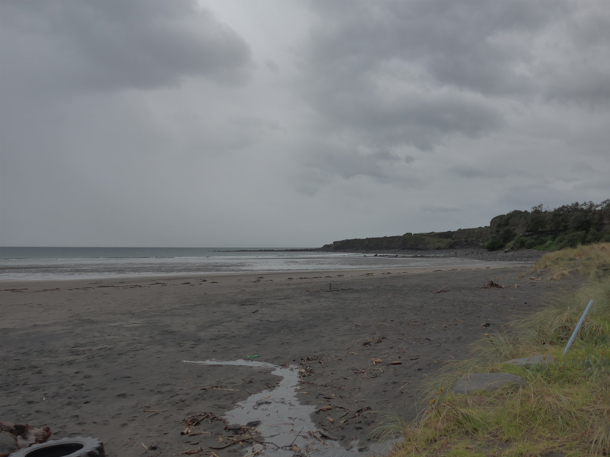 (191'829) - Am Strand von Opunake am 28. April 2018