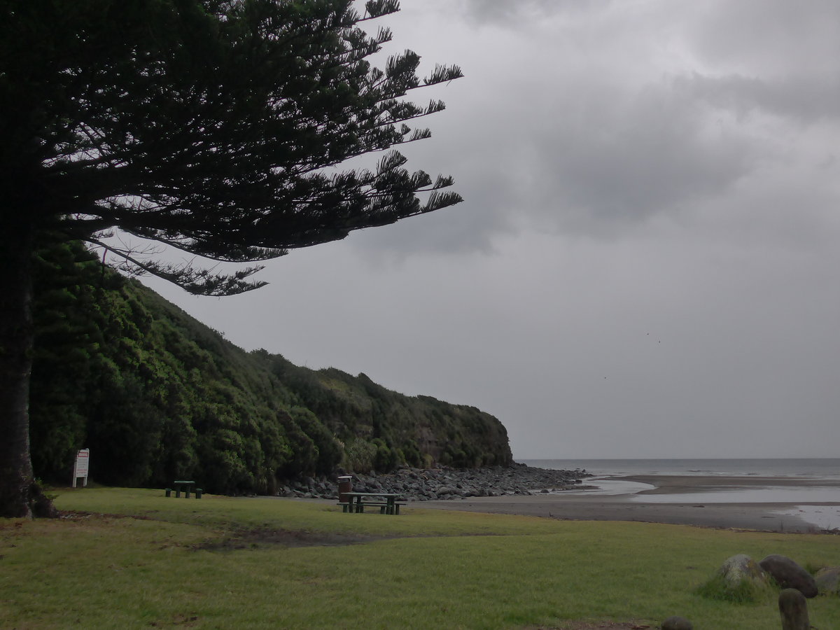 (191'832) - Am Strand von Opunake am 28. April 2018