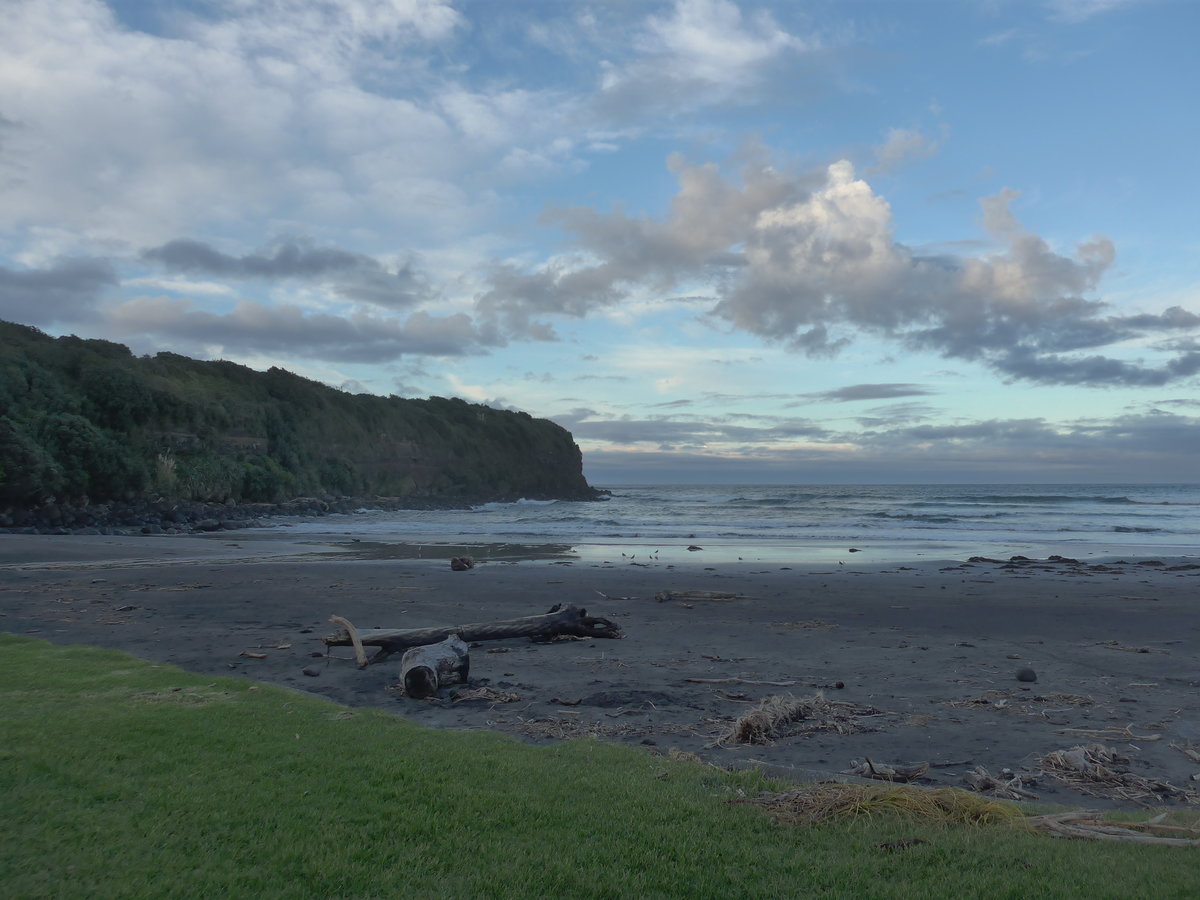 (191'838) - Am Strand von Opunake am 29. April 2018