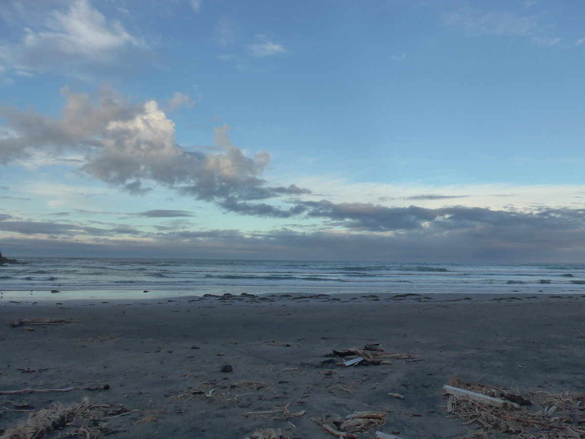 (191'839) - Am Strand von Opunake am 29. April 2018