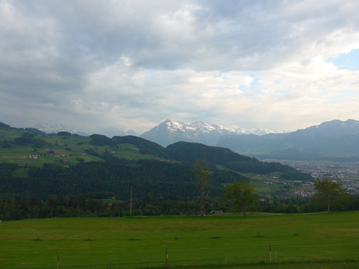 (192'977) - Der Niesen mit Steffisburg und Thun am 11. Mai 2018 von Fahrni aus