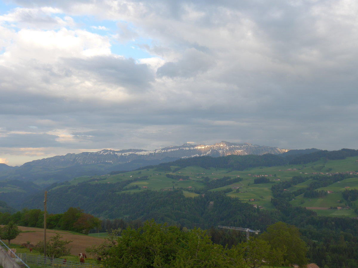 (192'992) - Der Sigriswilergrat am 11. Mai 2018 von der Lueg ob Fahrni aus