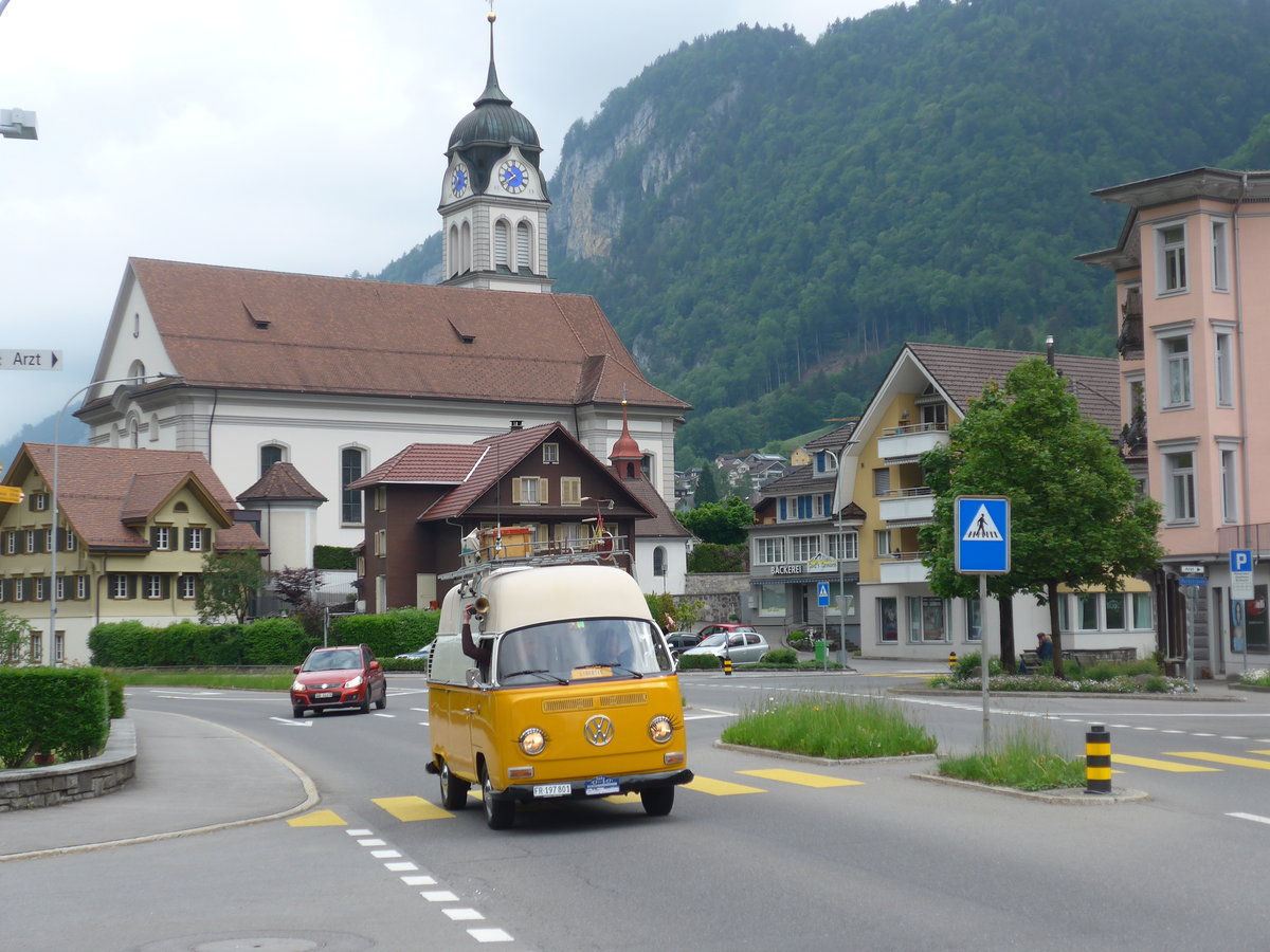 (193'040) - VW-Bus - FR 197'801 - am 20. Mai 2018 in Wolfenschiessen, Hauptstrasse