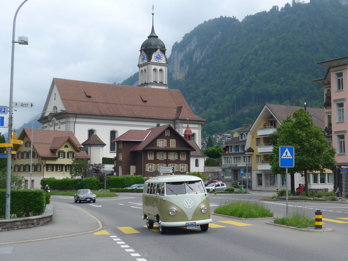 (193'055) - VW-Bus - OW 13'370 - am 20. Mai 2018 in Wolfenschiessen, Hauptstrasse