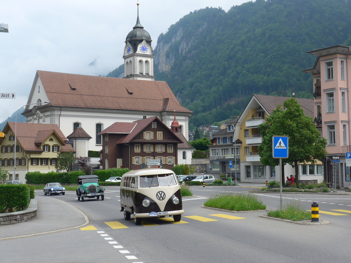 (193'106) - VW-Bus - NW 29'954 - am 20. Mai 2018 in Wolfenschiessen, Hauptstrasse