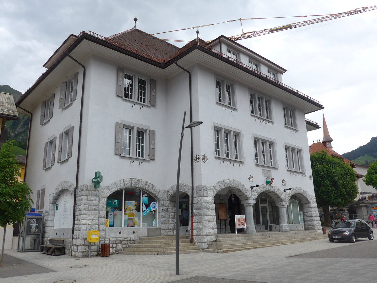 (193'290) - Apotheke und Gemeindeverwaltung am 21. Mai 2018 in Ch�teau-d'Oex