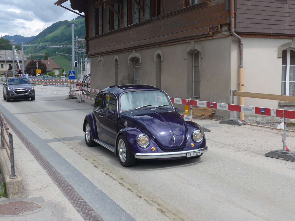 (193'320) - VW-K�fer - FR 77'496 - am 21. Mai 2018 beim Bahnhof Montbovon