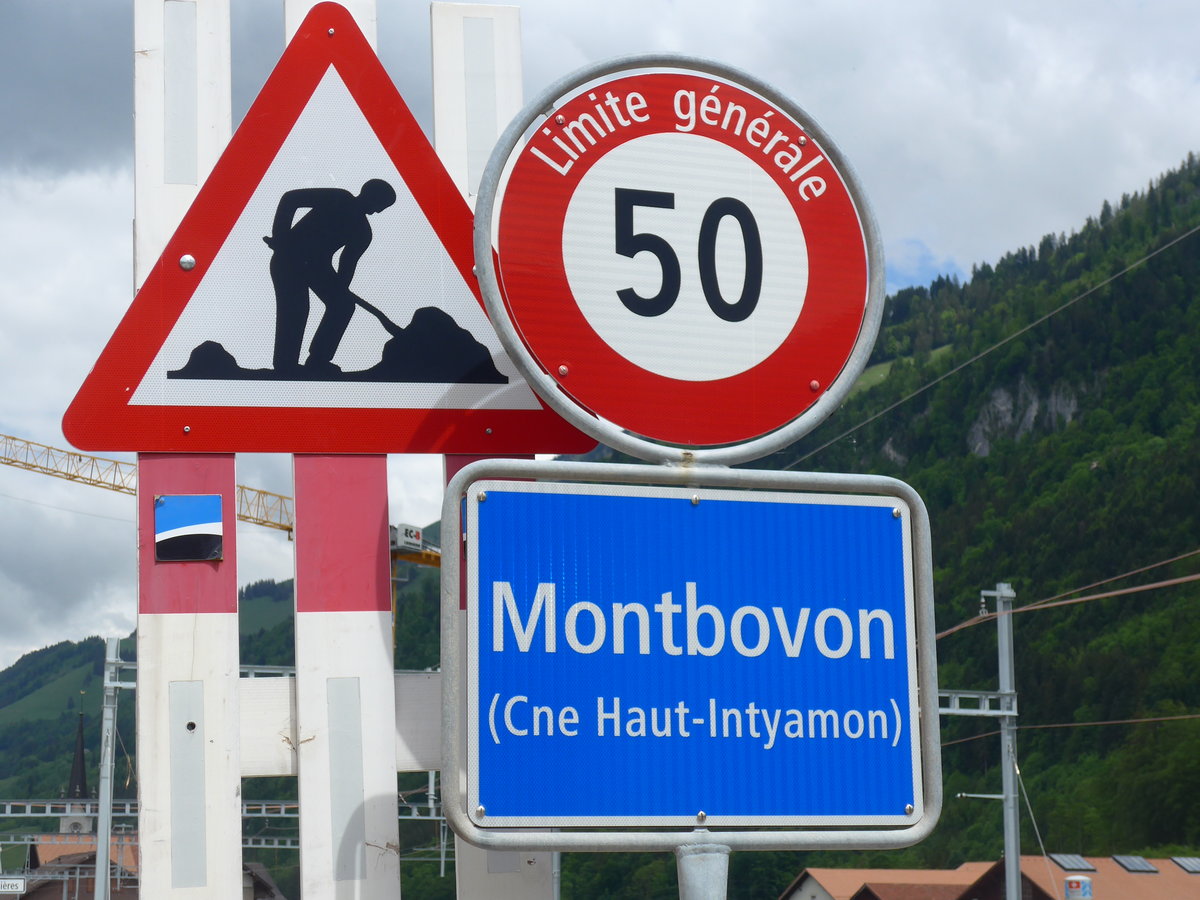 (193'323) - Ortstafel am 21. Mai 2018 in Montbovon