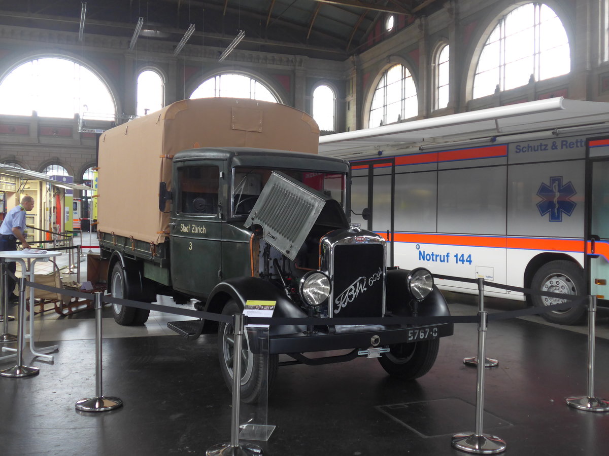 (193'780) - Stadt Z�rich - Nr. 3/5767 C - FBW am 9. Juni 2018 im Bahnhof Z�rich