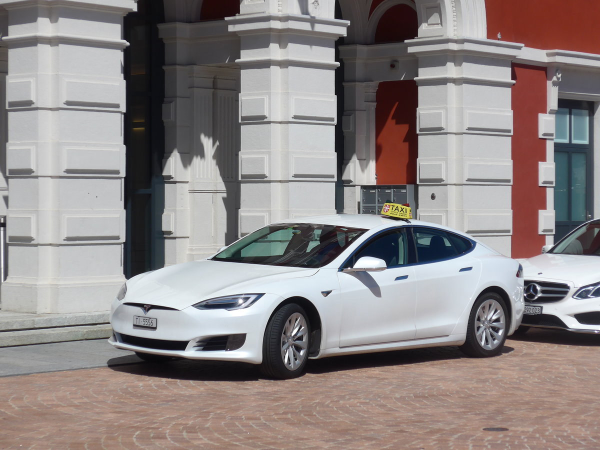 (193'805) - Tesla - TI 5556 - am 9. Juni 2018 beim Bahnhof Lugano