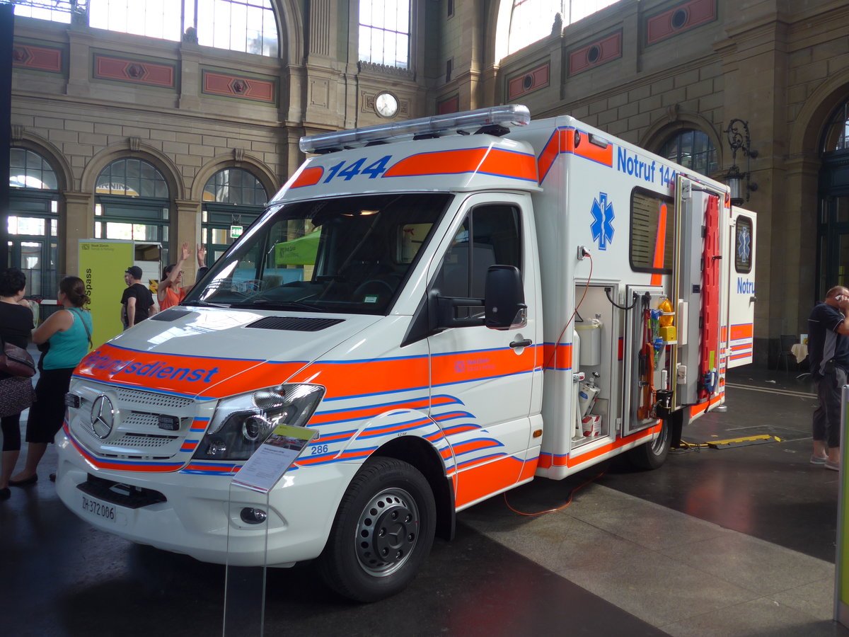(193'882) - Rettungsdienst Z�rich - Nr. 286/ZH 372'006 - Mercedes am 9. Juni 2018 im Bahnhof Z�rich