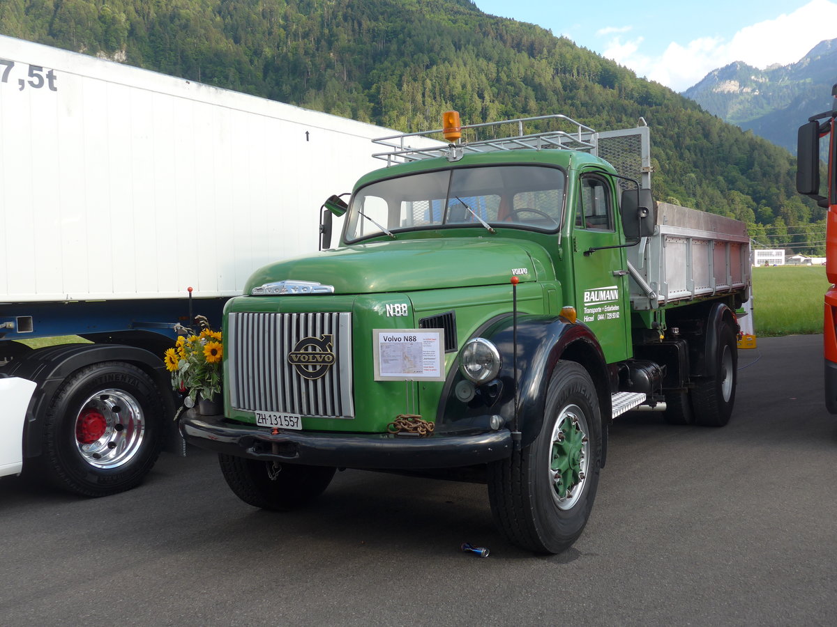 (194'302) - Baumann, Hirzel - ZH 131'557 - Volvo am 23. Juni 2018 in Interlaken, Flugplatz