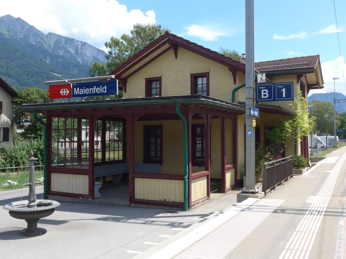 (194'875) - Der Bahnhof Maienfeld am 15. Juli 2018