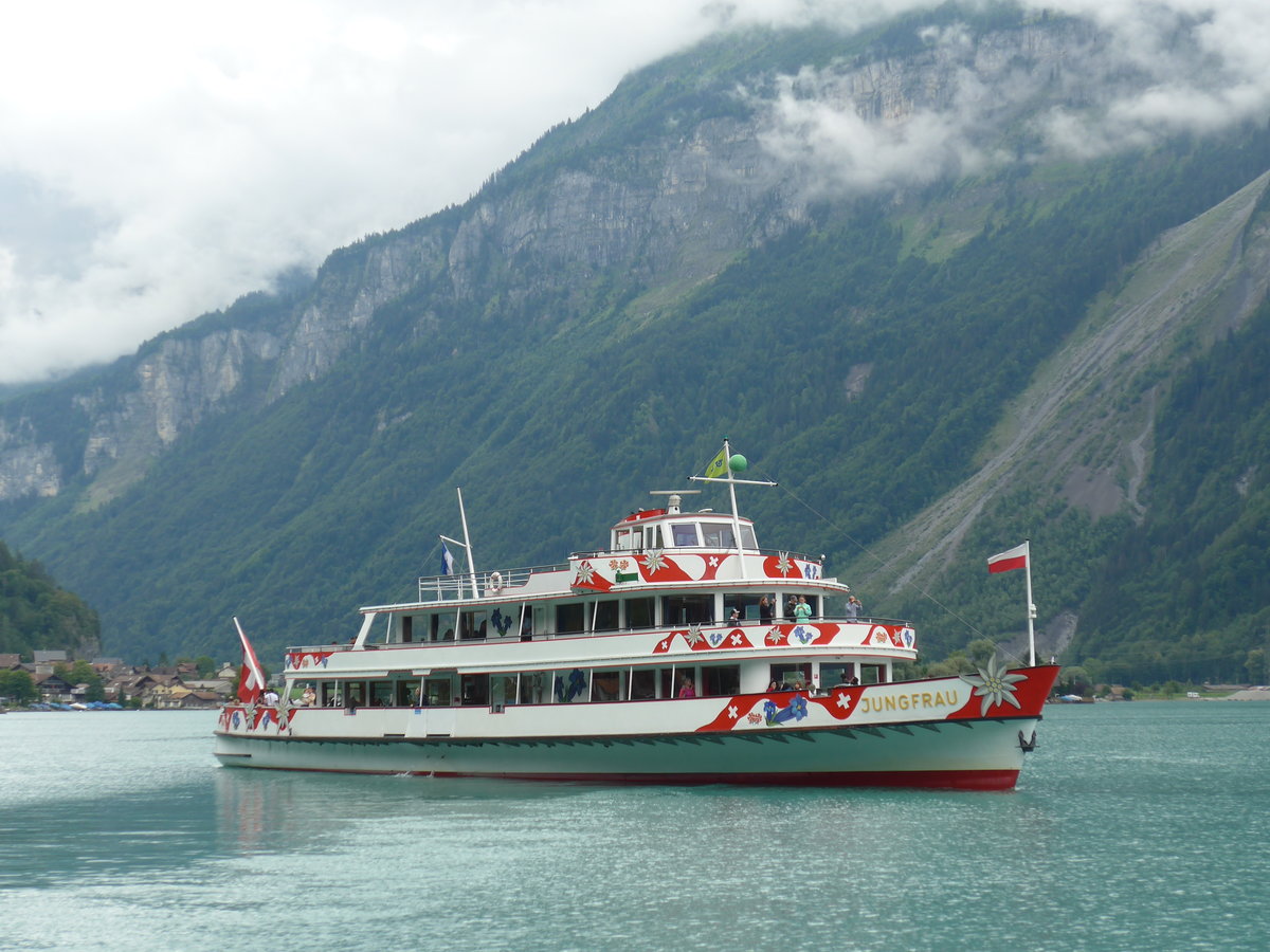(195'006) - Motorschiff Jungfrau am 21. Juli 2018 bei der Schiffl�ndte Brienz
