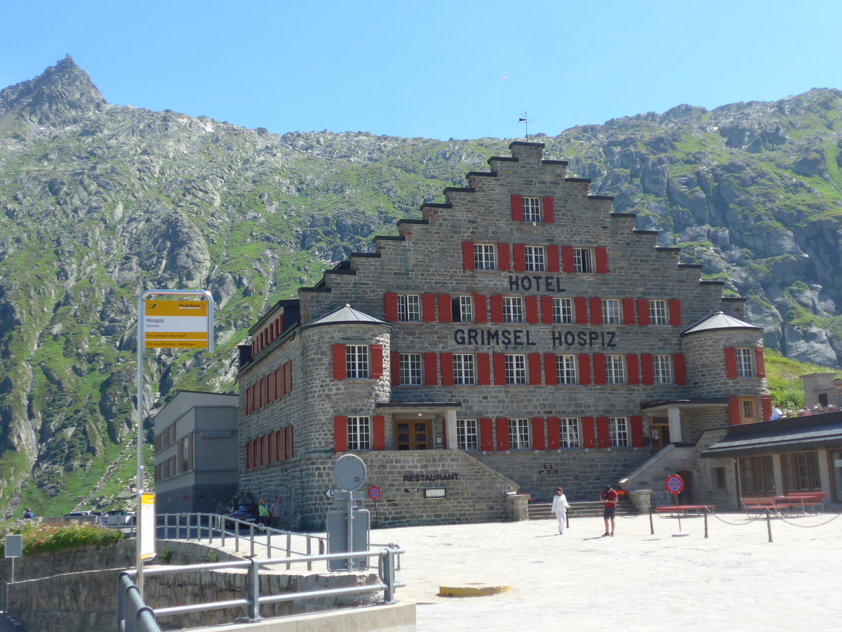 (195'248) - PostAuto-Haltestelle und Hotel Grimsel Hospiz am 29. Juli 2018 am Grimselpass