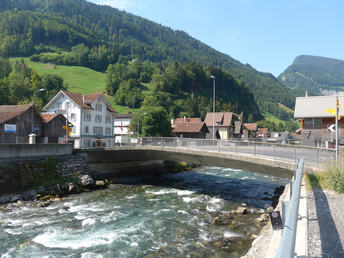 (195'401) - Br�cke mit Muota am 1. August 2018 in Muotathal