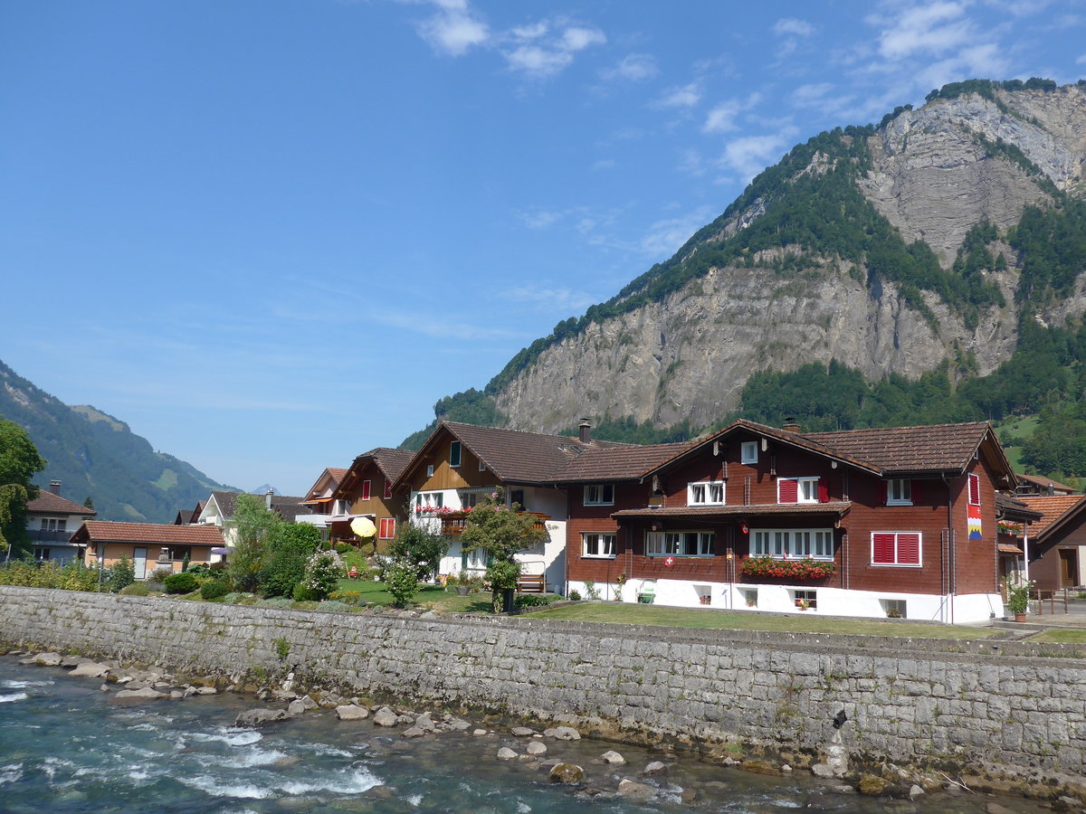 (195'404) - H�user an der Muota am 1. August 2018 in Muotatal