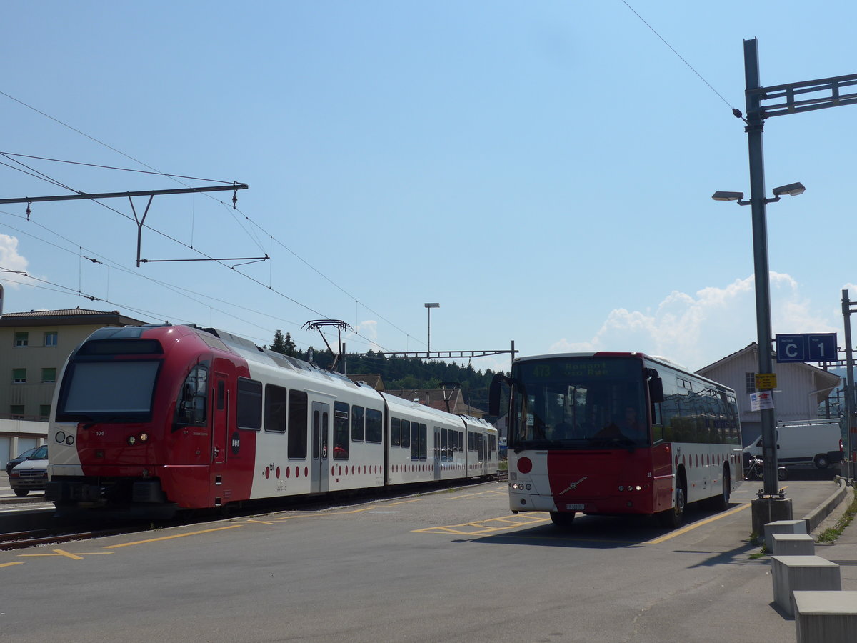 (195'591) - TPF-Pendelzug - Nr. 104 - am 5. August 2018 beim Bahnhof Pal�zieux