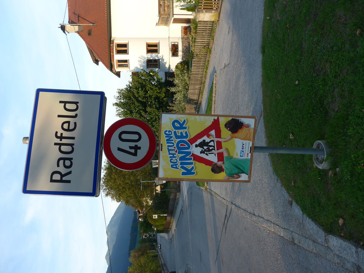(196'849) - Ortstafel von Radfeld mit Geschwindigkeitsbeschr�nkung am 11. September 2018
