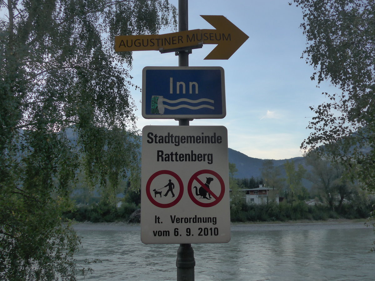 (196'872) - Verschiedene Schilder am 11. September 2018 am Inn in Rattenberg