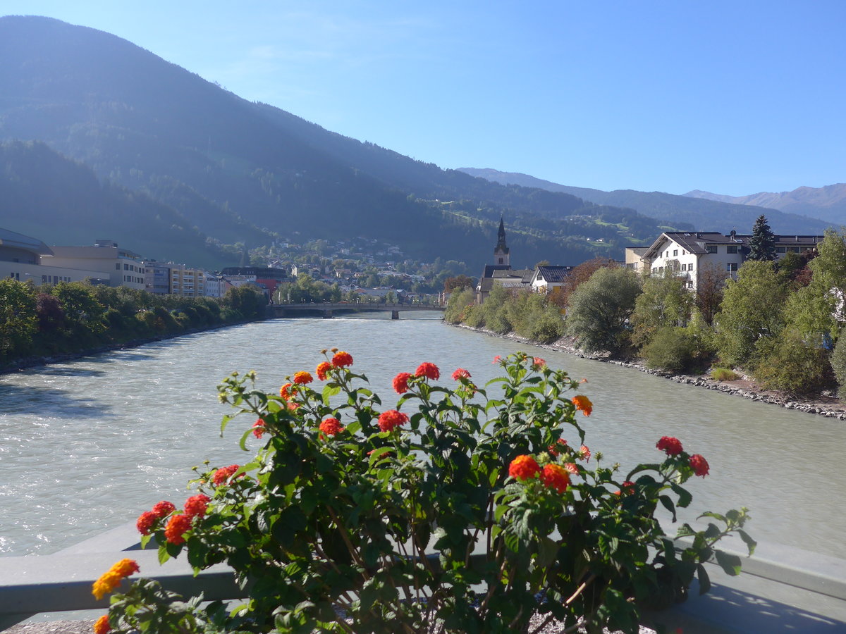 (196'914) - Blumen mit dem Inn am 12. September 2018 bei Schwaz